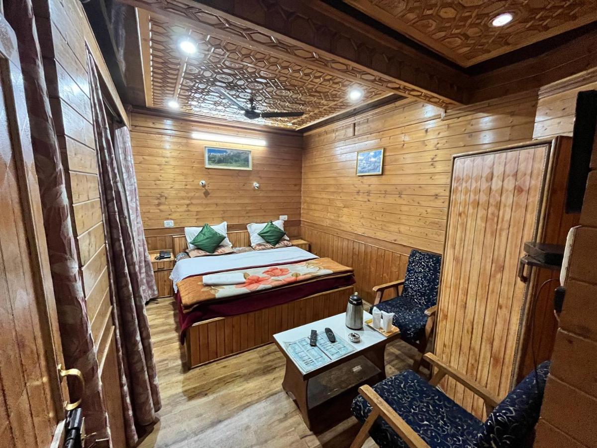 Sun N Shade Guest House Srīnagar Buitenkant foto