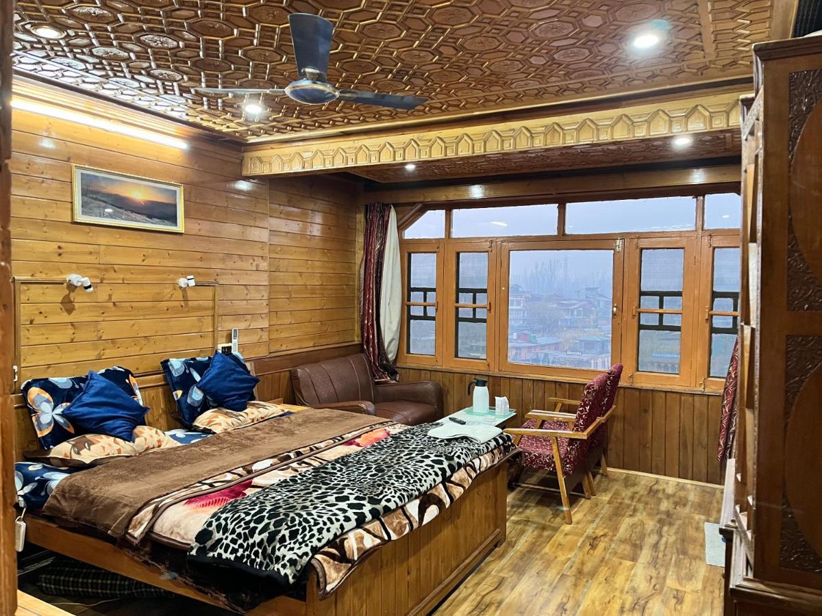 Sun N Shade Guest House Srīnagar Buitenkant foto