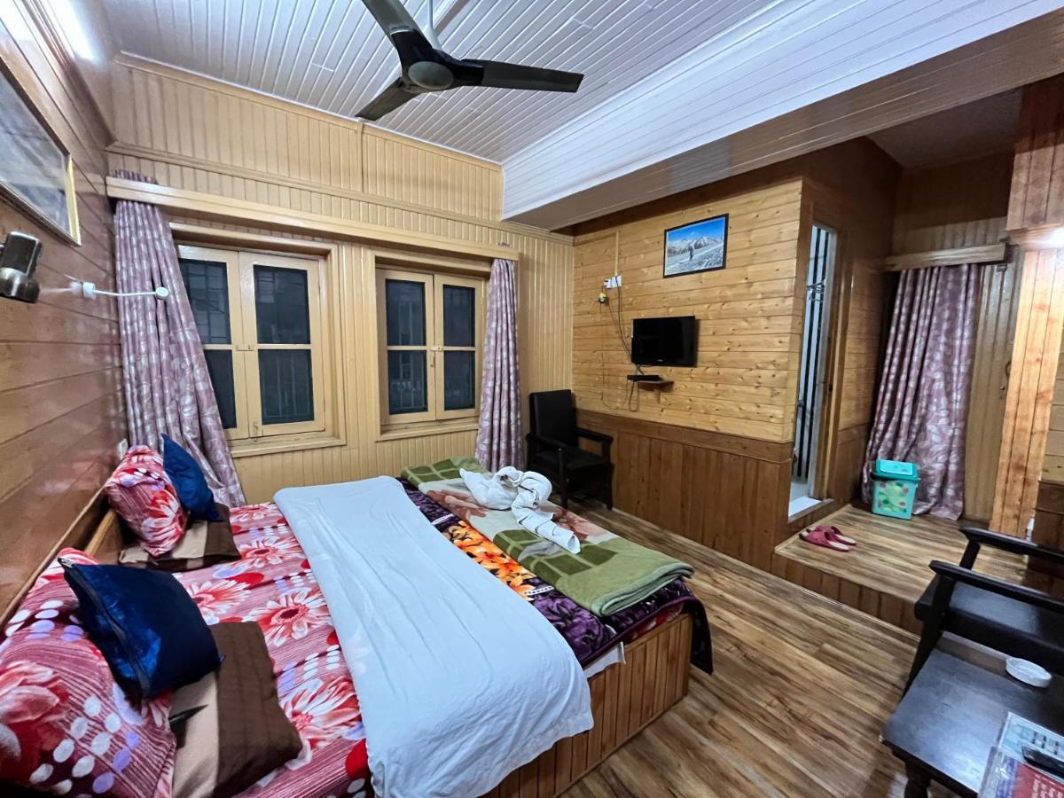Sun N Shade Guest House Srīnagar Buitenkant foto