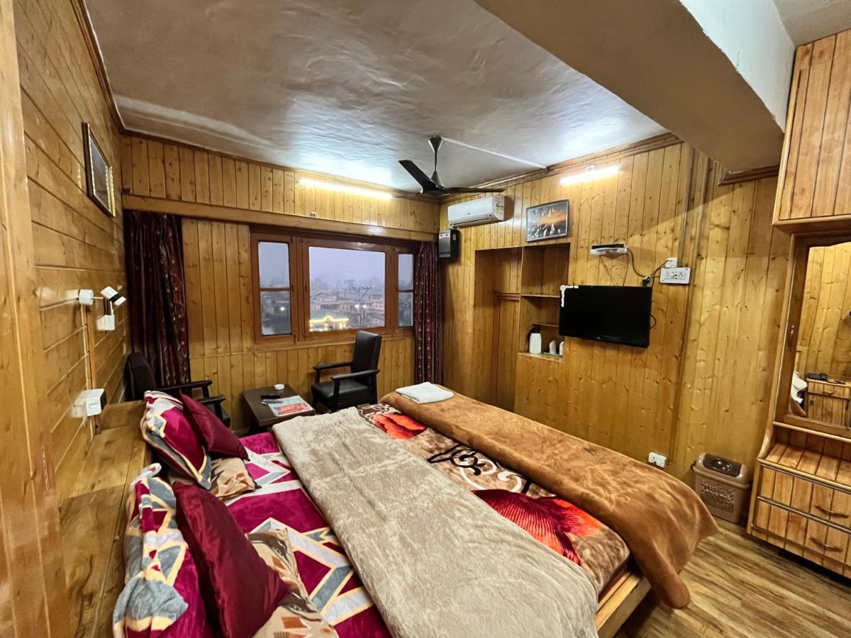 Sun N Shade Guest House Srīnagar Buitenkant foto